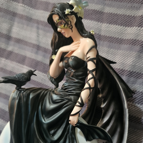 Dark Skies Fairy Raven Statue - Picture 3 of 4